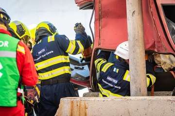 Los Bomberos de Gran Canaria se estrenan con un vehículo en vertical en el Encuentro Nacional de Rescate en Accidentes de Tráfico/TA.